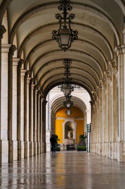 Lizbon, Portekiz 'deki Praca Do Comercio' daki kemerli salonun manzarası