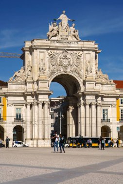 Praca Do Comercio 'da Arco Da Rua Augusta' nın önünde duran bir grup insan. Lizbon, Portekiz. 1 Şubat 2024.