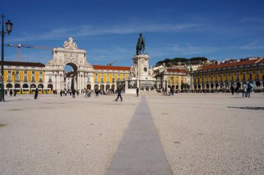 İnsanlar Lizbon, Portekiz 'de Comercio yapıyorlar. 1 Şubat 2024.