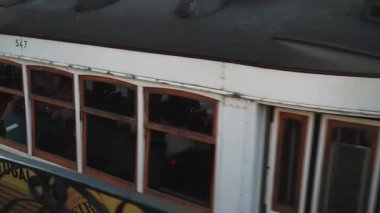 Kamera Lizbon, Portekiz 'deki Tarihi tramvay 28' i izliyor. 2 Şubat 2024.