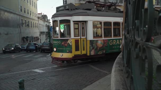 Tram Driver Berhenti Secara Manual Untuk Beralih Jalur Lisbon Portugal — Stok Video