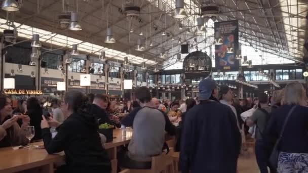 Ludzie Jedzą Time Out Market Jadłodajni Lizbonie Portugalii Lutego 2024 — Wideo stockowe
