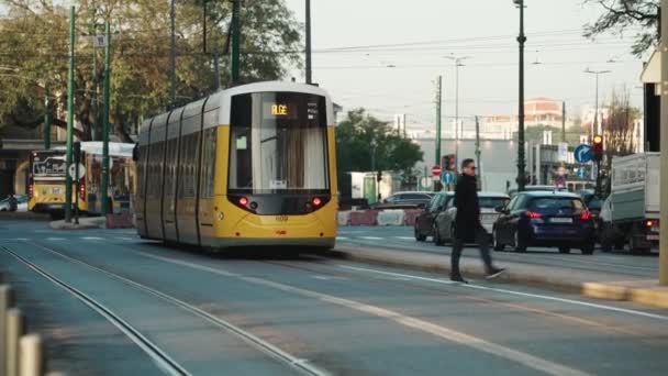 Tram Gialli Autobus Del Trasporto Pubblico Lisbona Strade Lisbona Portogallo — Video Stock