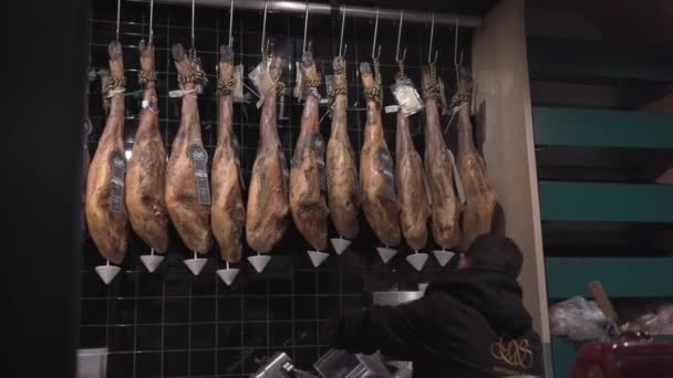 Jamon Iberico Pernas Porco Curadas Penduradas Numa Parede Uma Loja — Vídeo de Stock