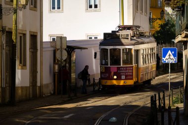 Lizbon, Portekiz 'deki Rua das Escolas Gerais caddesindeki tramvay durağında 28 numaralı tren. 1 Şubat 2024.