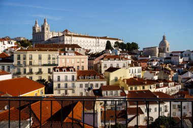 Portekiz, Lizbon 'daki Portas do Sol' dan Sao Vicente de Fora 'ya bakın. 1 Şubat 2024.