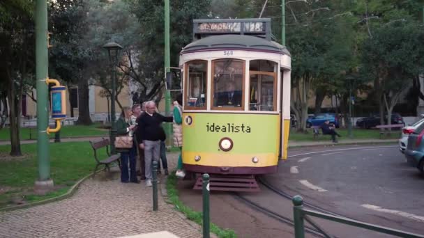 Lizbon Portekiz Deki Ünlü Tramvaya Binen Insanlar Şubat 2024 — Stok video