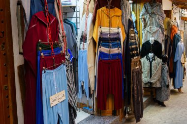 Tanca, Fas. 6 Şubat 2024 - Bir giyim mağazasında geleneksel kıyafetlerin renkli gösterimi