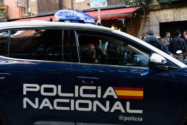 Madrid, İspanya. 11 Şubat 2024 - İspanyol Devriye arabası caddede, kapatın..