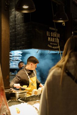 Madrid, İspanya. 11 Şubat 2024 - El Senor Martin, Mercado De San Miguel 'de deniz ürünleri hazırlayan insanlar