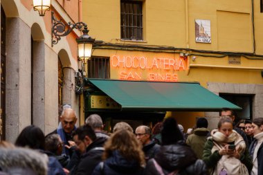 Madrid, İspanya. 11 Şubat 2024 - San Gines Chocolateria 'nın dışında bekleyen bir grup insan