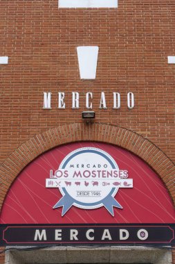 Madrid, İspanya. 11 Şubat 2024 - Mercado de Los Mostenses logosu girişin üstünde.
