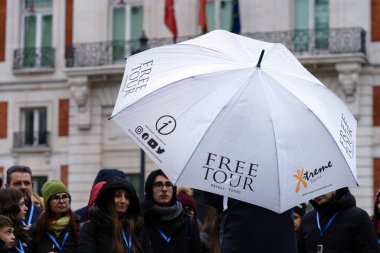 Madrid, İspanya. 11 Şubat 2024 - Puerta del Sol 'da ücretsiz bir tura katılan bir grup insan