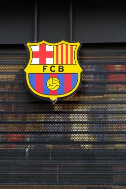 Madrid, İspanya. 11 Şubat 2024 - Bir fan dükkanının duvarında Fc Barcelona logosu.