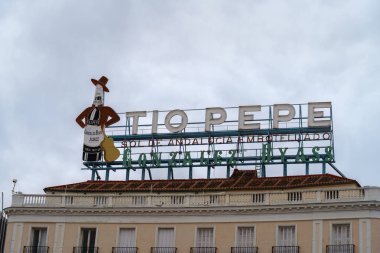 Madrid, İspanya. 11 Şubat 2024 - Puerta Del Sol Meydanı 'nın çatısında Tio Pepe neon tabelası