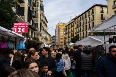 Madrid, İspanya. 11 Şubat 2024 - Kalabalık sokak pazarı.