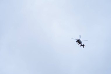 İspanya 'nın bulutlu gökyüzünde uçan polis helikopteri.