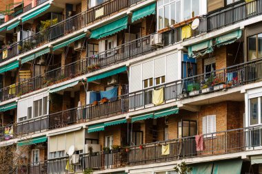 Birçok balkonu olan banliyö apartmanı.