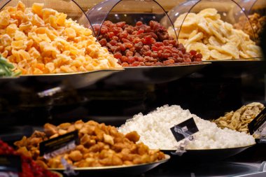 Markette çeşitli kurutulmuş meyve ve tatlılar sergileniyor..