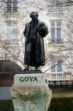 Madrid, İspanya. 12 Şubat 2024 - Müze del Prado 'nun dışındaki Francisco Goya heykeli