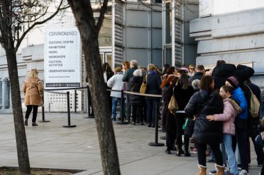 Madrid, İspanya. 12 Şubat 2024 - CentroCentro 'nun önünde kuyruk - Kültür Merkezi