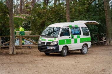 Madrid, İspanya. 12 Şubat 2024 - El Retiro Park 'taki park işçilerine ait yeşil beyaz bir minibüs