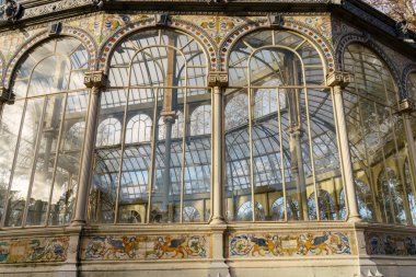 Palacio de Cristal 'in süslü pencereleri, El Retiro Park' taki Cam Saray, Madrid, İspanya