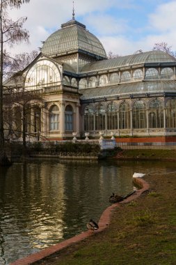 Palacio de Cristal, The Glass Palace ve Madrid, İspanya 'da El Retiro Park' ta bir gölet..