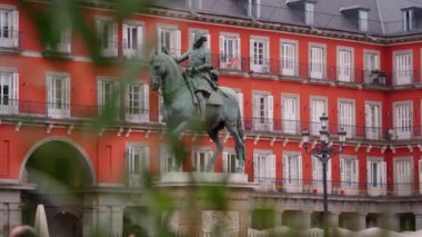 Madrid, İspanya. 11 Şubat 2024. Ünlü Plaza Mayor 'daki Felipe III Heykeli..