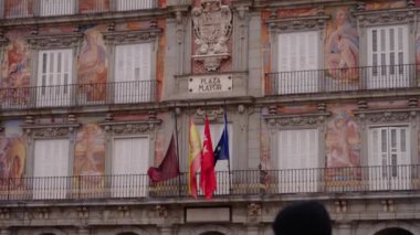 Madrid, İspanya. 11 Şubat 2024. Casa de la Panaderia, Plaza Mayor 'daki tarihi bina, kamera aşağı eğiliyor..