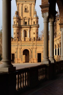 İspanya 'nın Sevilla kentindeki Plaza de Espana' da bulunan Torre Norte 'nin (Kuzey Kulesi) tabanı, zarif sütunlar ve bir balustrade tarafından çerçevelenmiştir.