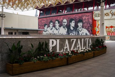 Sevilla, İspanya. 8 Şubat 2024 - Arkaplanda Estadio Ramon Sanchez Pizjuan ile Nervion Plaza alışveriş merkezinde Plazalta tabelası