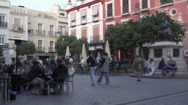 Sevilla, İspanya. 4 Şubat 2024 - Plaza del Salvador ve Iglesia del Salvador Kilisesi,.