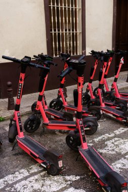 Sevilla, İspanya. 5 Şubat 2024 - voi. Elektrikli scooter 'lar.