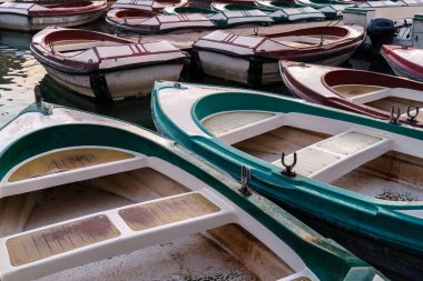 İspanya 'nın Sevilla kentindeki Plaza de Espana' daki renkli küçük kayıkların canlı sırasının yakın görüntüsü..