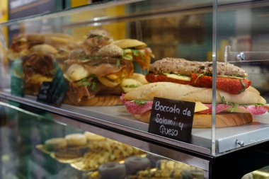 Sevilla, İspanya. 5 Şubat 2024 - İspanyol sandviçleri (Bocata) bir markette sergileniyor, yakın plan.