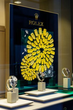 Sevilla, İspanya. 5 Şubat 2024 - Lüks saatleri olan Rolex mağazasının vitrini