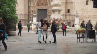 Sevilla, İspanya. 7 Şubat 2024 - Sevilla Katedrali önünde insanlar