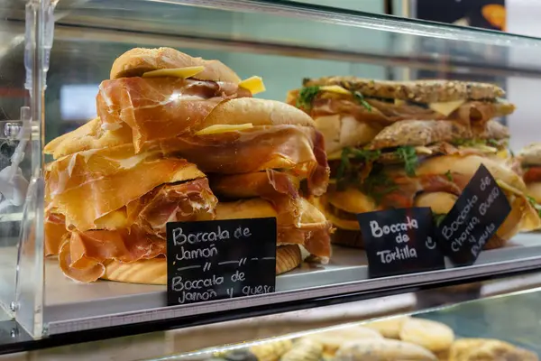 Sevilla, İspanya. 5 Şubat 2024 - İspanyol sandviçleri (Bocata) bir markette sergileniyor, yakın plan.