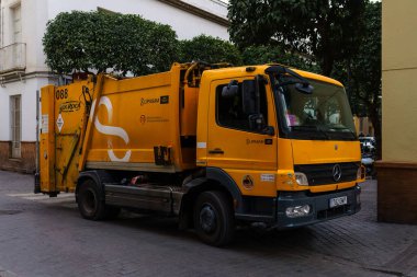 Sevilla, İspanya. 5 Şubat 2024 - Sarı çöp kamyonu