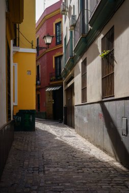Sevilla, İspanya. 5 Şubat 2024 - Güneşli dar kaldırım yolu