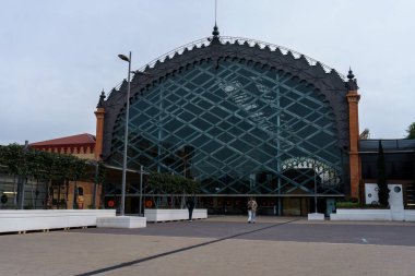 Sevilla, İspanya. 5 Şubat 2024 - Centro Comercial Plaza de Armas dış mekanı