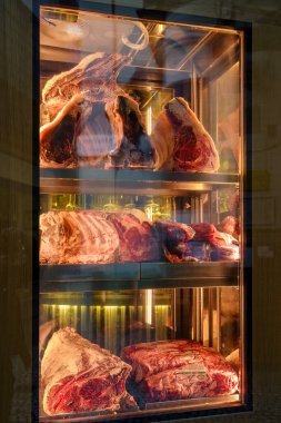 İspanyol kasap dükkanında en iyi et kesimlerinin gösterimi