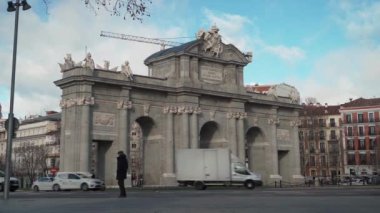 Madrid, İspanya. 12 Şubat 2024 - Plaza de la Independencia 'da Neoklasik kapı Puerta de Alcala