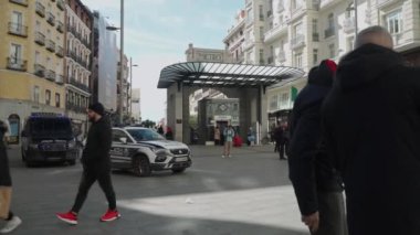 Madrid, İspanya. 12 Şubat 2024 - Gran Via Metro giriş ve meydanı