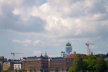 Helsinki, Finlandiya. 29 Haziran 2024 - Helsinki katedrali yenilenirken gökyüzü bulutlu