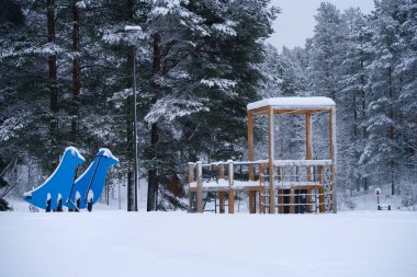 Finlandiya, Sotkamo 'daki Hiukka plajında karla kaplı oyun alanı