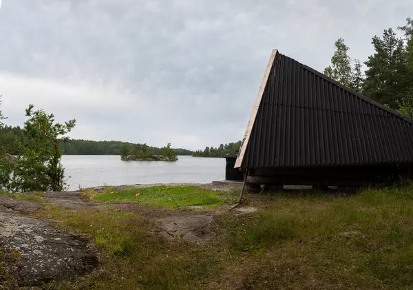 stock image Saittalahti lean-to shelter, next to the lake Ruotsalainen in Heinola, Finland