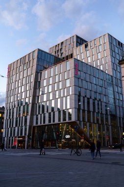 Stockholm, İsveç. 15 Nisan 2024 - Scandic Continental Oteli, alacakaranlıkta