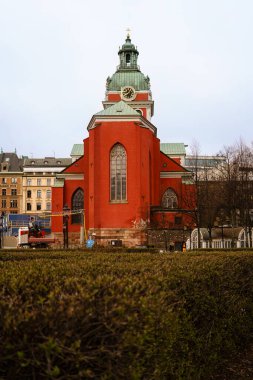 Stockholm, İsveç. 16 Nisan 2024 Saint James Kilisesi 'nin ön planında çit var.